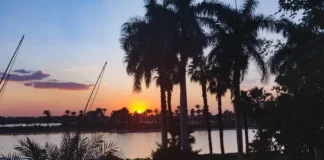 Egypt z Prahy za 5 386 Kč Nábřeží Nilu v Káhiře - tradiční felucca lodě a místní aktivity v běžný den