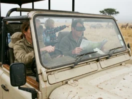 Safari s dětmi: kam, od kolika let a jak přežít Rodina s dětmi v otevřeném safarimobilu pozoruje zvířata v přírodní rezervaci v Jihoafrické republice