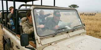 Safari s dětmi: kam, od kolika let a jak přežít Rodina s dětmi v otevřeném safarimobilu pozoruje zvířata v přírodní rezervaci v Jihoafrické republice