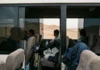 Výlety z Hurghady: ceny, Luxor, Káhira i pouštní safari Skupina turistů v minibusu během výletu pouští s výhledem na písčité kopce
