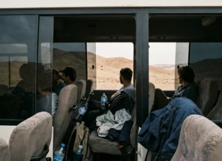 Výlety z Hurghady: ceny, Luxor, Káhira i pouštní safari Skupina turistů v minibusu během výletu pouští s výhledem na písčité kopce